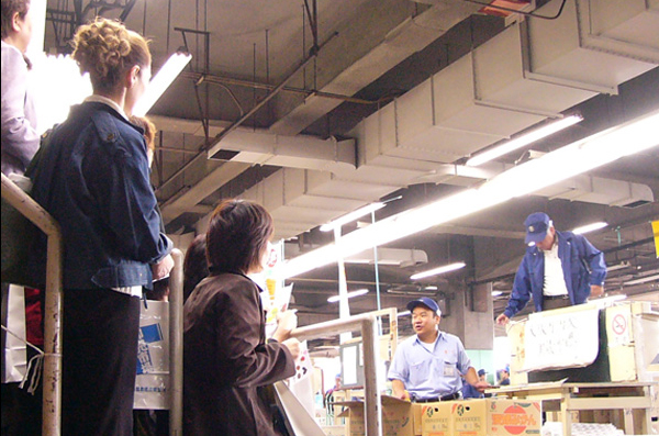大阪市中央卸売市場本場見学と魚河岸すし和膳の昼食