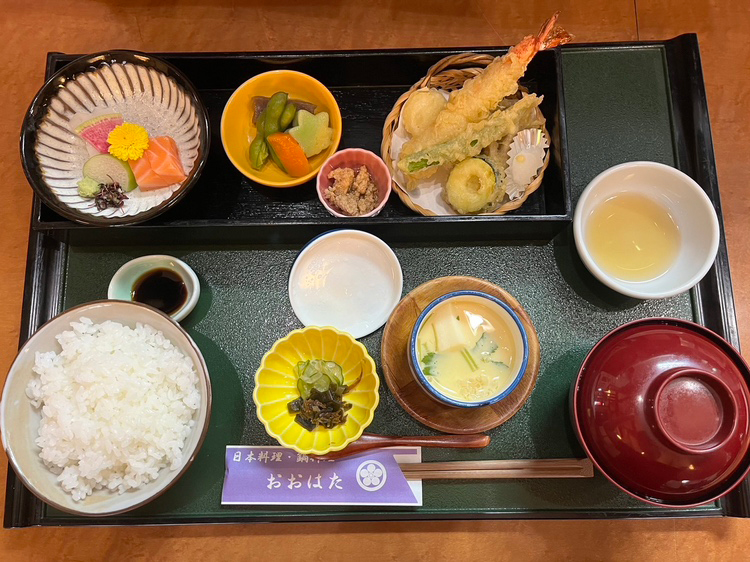 昼食（イメージ）