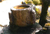梟（ふくろう）の手水鉢　曼珠院庭園