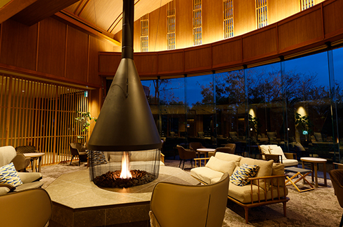 暖炉のある広々としたロビー