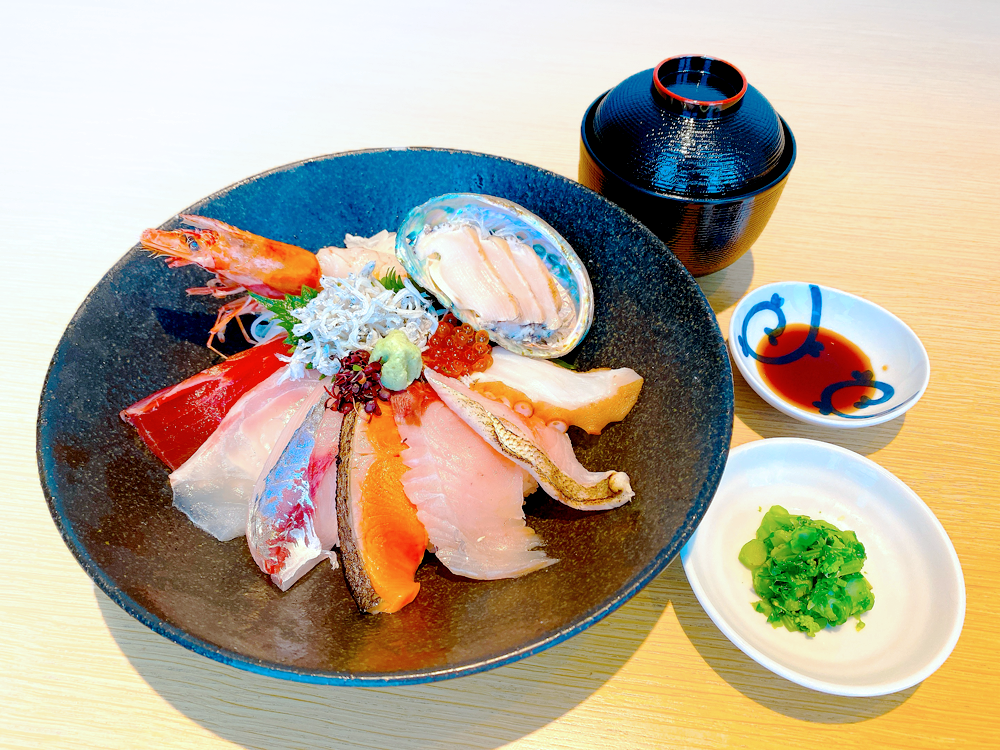 カーネーションと玉ねぎ収穫_淡路島海鮮丼(提供：アクアイグニス淡路島)